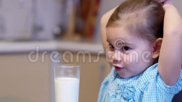 小女孩喝牛奶视频的预览图