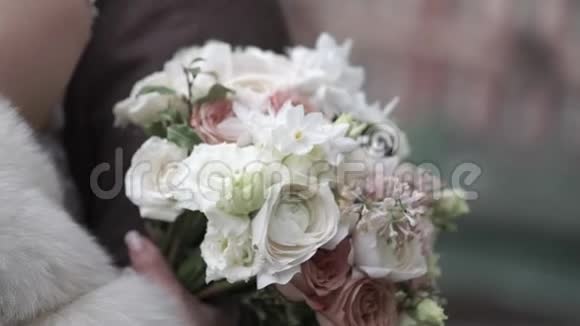 新娘带着婚礼花束拥抱新郎视频的预览图