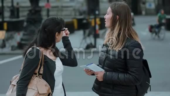 两个女孩在伦敦市区观光视频的预览图