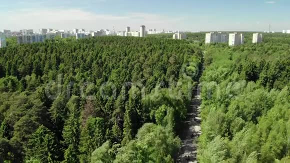 俄罗斯莫斯科森林中的房屋俯视图视频的预览图