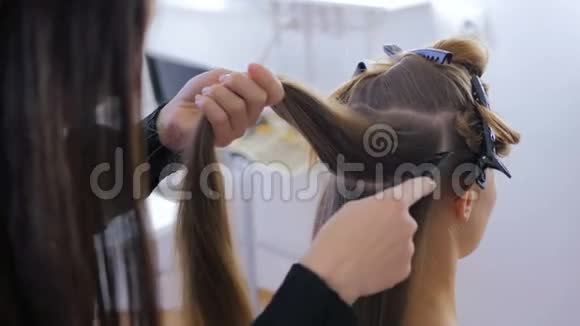 为年轻美女做发型的专业理发师视频的预览图