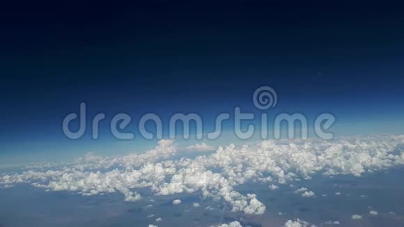 从飞机窗到蓝天白云的景色从天空透过云层看到地球一个视频的预览图