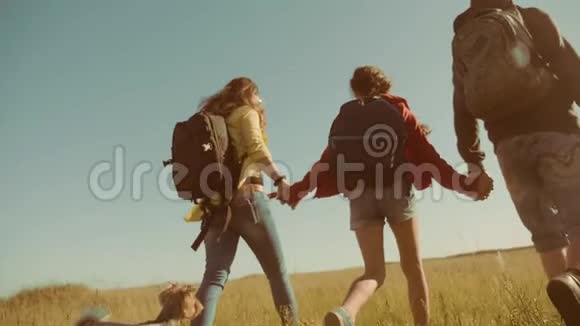 快乐家庭慢动作视频行走在大自然男孩女孩和妈妈在野外徒步旅行带背包的游客视频的预览图
