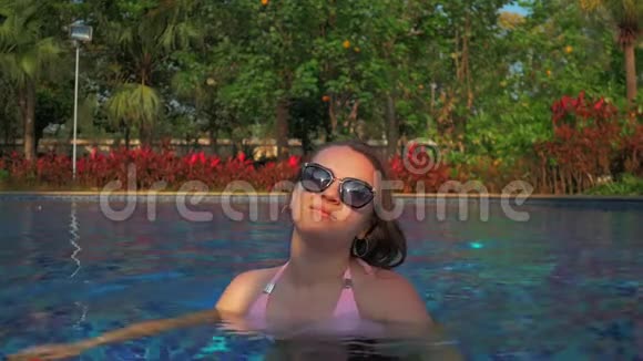 泳池里漂亮的女孩夏日的阳光慢动作视频的预览图