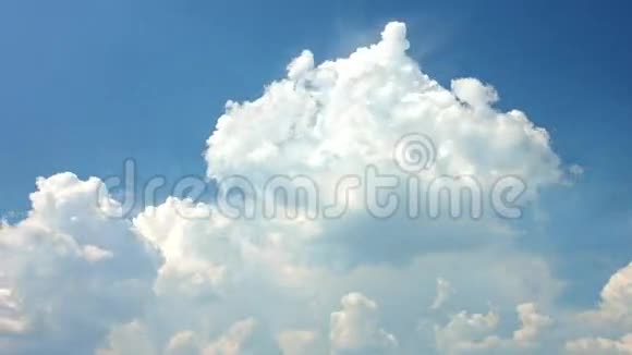 白色的蓬松云视频的预览图