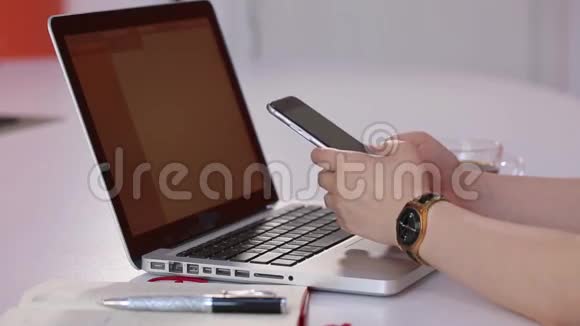 微笑的女孩在笔记本电脑前办公室的智能设备上打字视频的预览图