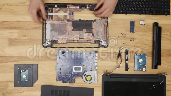 男工程师修理笔记本电脑视频的预览图