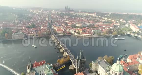 布拉格城堡上的全景城市的空中布拉格市景上的全景飞行视频的预览图