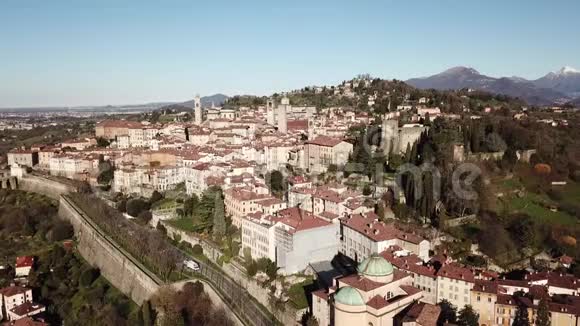 伯加莫老城的无人机鸟瞰图市中心及其历史建筑的景观视频的预览图