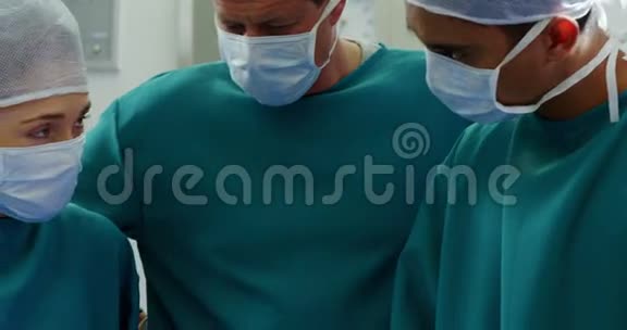 手术室的外科医生相互交流视频的预览图
