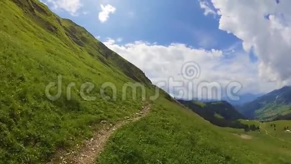 在瑞士山区徒步旅行视频的预览图