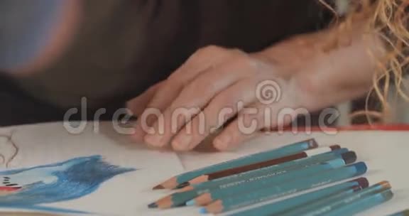 艺术家用彩色铅笔画画视频的预览图