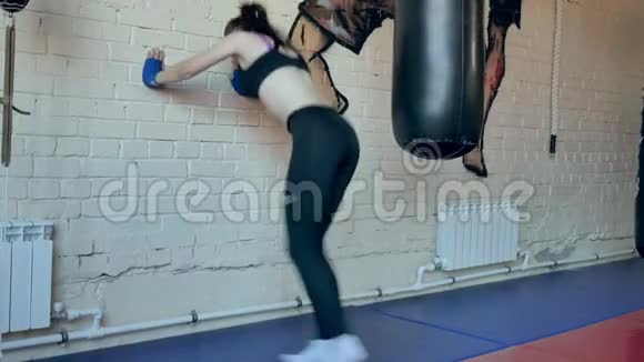 一个精力充沛的女人在健身房打拳击教练在弹性绷带视频的预览图