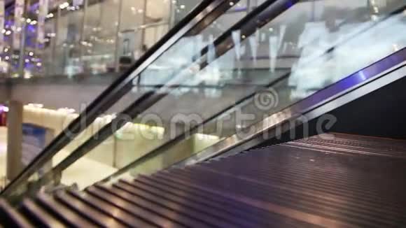 机场自动扶梯步行道视频的预览图