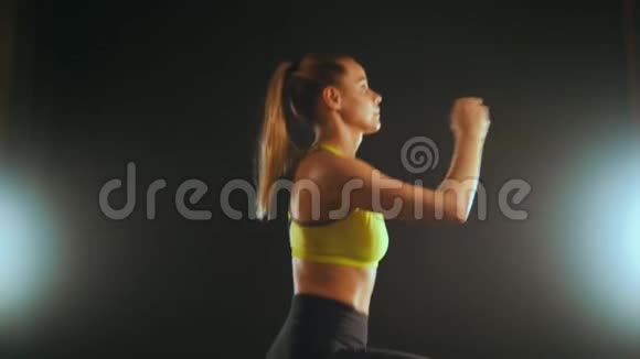 在健身室做身体锻炼的年轻女子视频的预览图