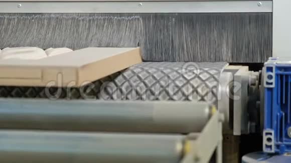 在机器上打磨木门的工艺木门的生产视频的预览图