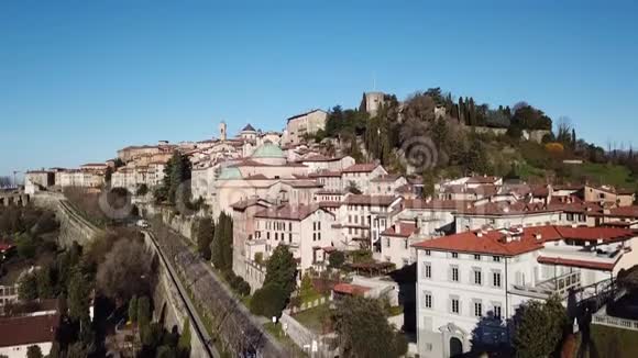 伯加莫老城的无人机鸟瞰图市中心及其历史建筑的景观视频的预览图
