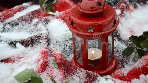 带雪的灯笼里的喜庆红烛视频的预览图