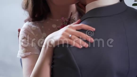 可爱的新婚夫妇拥抱视频的预览图