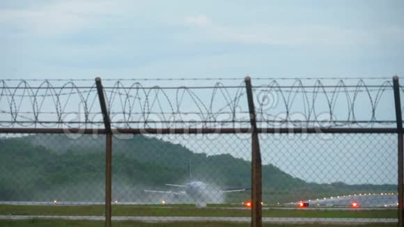 飞机降落在湿跑道上视频的预览图