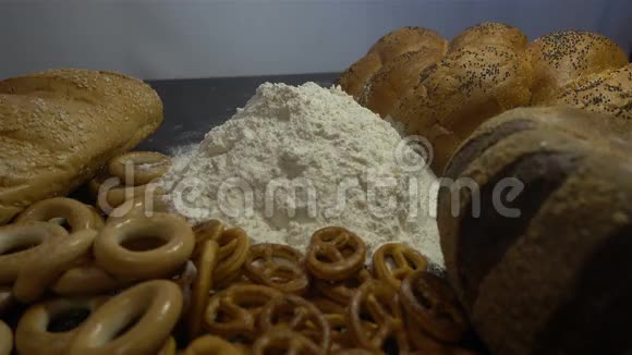 面粉面包和麦穗接近高清视频的预览图