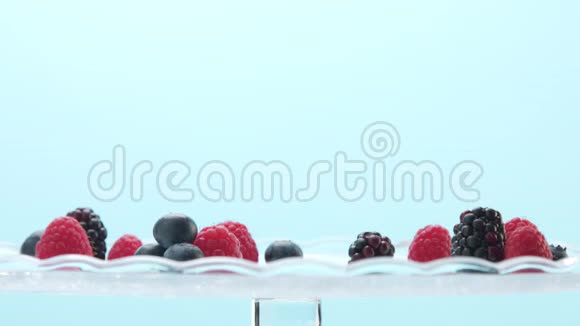 全是酸奶的透明玻璃杯潘纳库塔用浆果装饰的白色香草慕斯视频的预览图