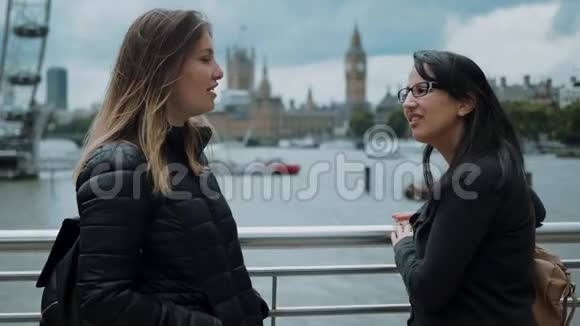 伦敦的两个女孩在观光旅行中玩得开心视频的预览图