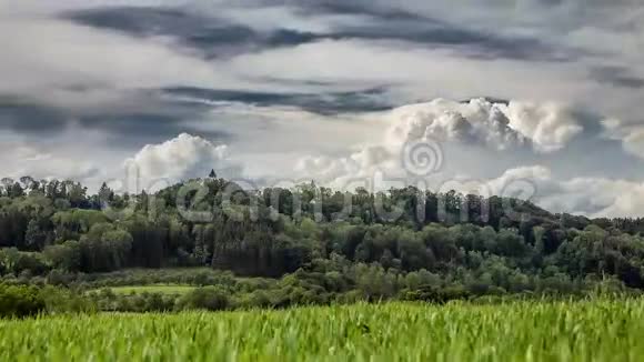 风暴云在田野上形成视频的预览图