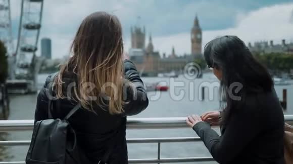 伦敦的两个女孩在观光旅行中玩得开心视频的预览图