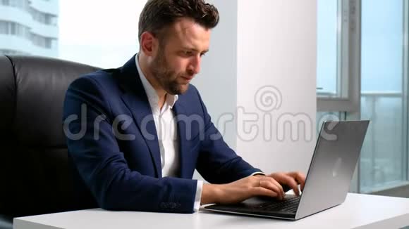 商人在办公室里用手提电脑打字视频的预览图