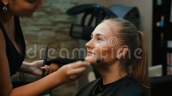 化妆师做职业化妆年轻女人视频的预览图