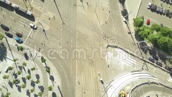 城市道路交叉口高空俯视图视频的预览图