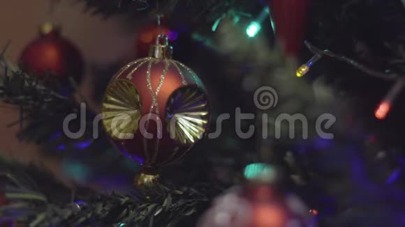 圣诞节和新年红色和金色装饰摘要模糊的博克假日背景眨巴一下加兰圣诞节视频的预览图