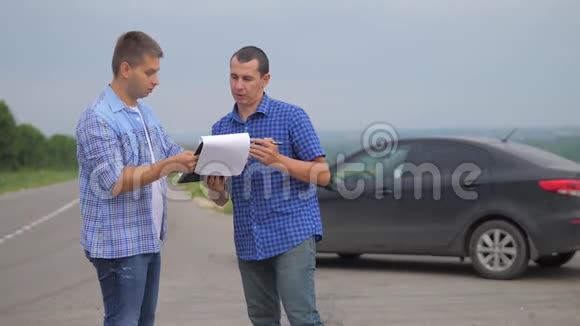 两个人达成协议男卖家司机制作汽车保险慢动作视频男售卖二手车汽车视频的预览图