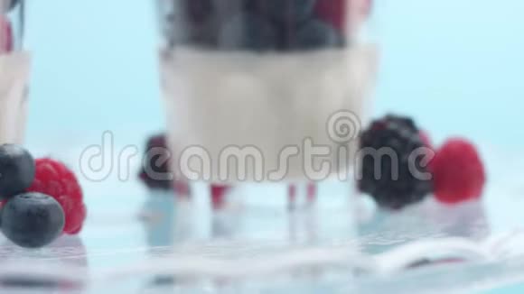 全是酸奶的透明玻璃杯潘纳库塔用浆果装饰的白色香草慕斯视频的预览图