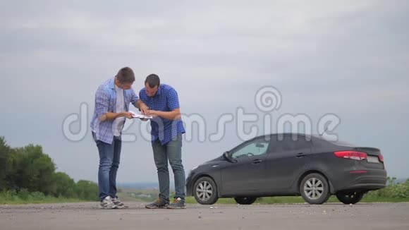 两个生活方式的男人达成协议男卖家司机造车车险慢动作视频销售二手车视频的预览图