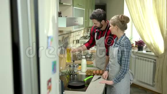 年轻的白种人夫妇在厨房视频的预览图