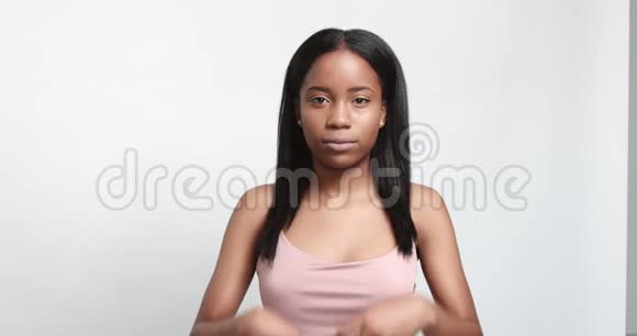 美丽的黑人女孩摆姿势视频视频的预览图