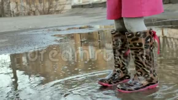 雨后小女孩在水坑上跳视频的预览图