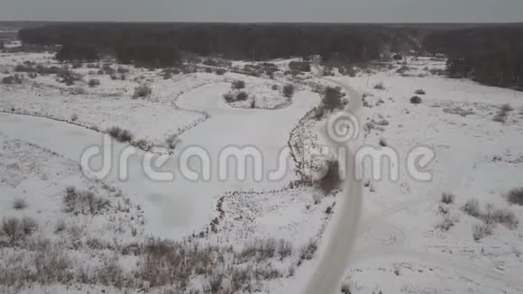 冬天森林里的路冬季景观视频的预览图