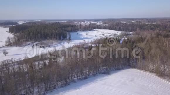 冬季视野克里穆尔达拉托维亚空中无人机顶视图4KUHD视频视频的预览图