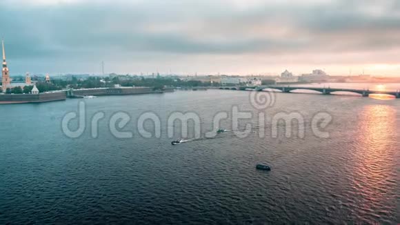 涅瓦河上的渔船视频的预览图