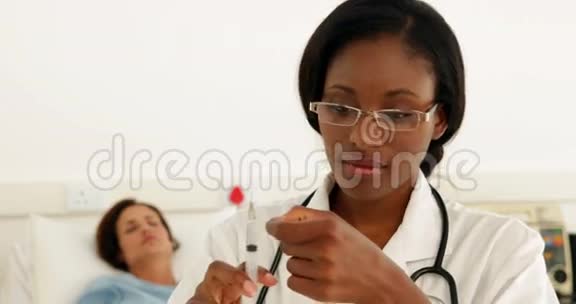 护士准备注射视频的预览图