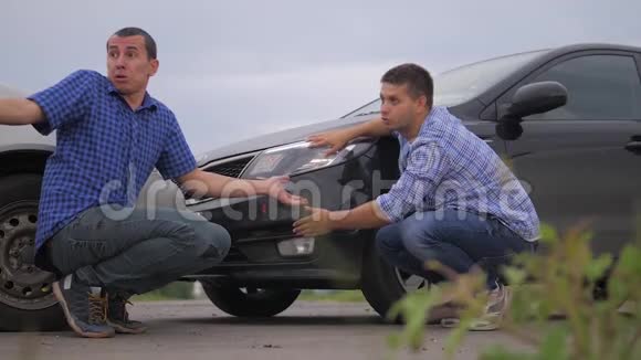 两名男子在道路汽车保险事故后争论冲突的生活方式慢动作视频两个司机视频的预览图