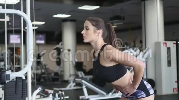 年轻女子在健身房做运动视频的预览图