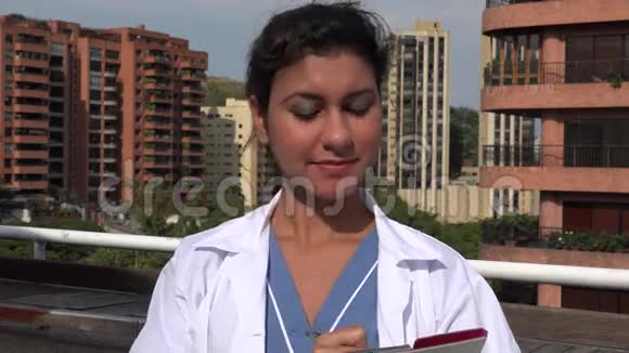 年轻的西班牙裔医生视频的预览图