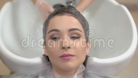 美容院客户头发枯死视频的预览图
