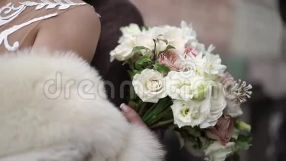 新娘带着婚礼花束拥抱新郎视频的预览图