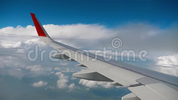 飞机在空中的翅膀和云在移动视频的预览图