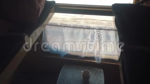 概念教练火车旅程旅行从生活方式看美丽的俄罗斯冬季火车的窗口视频的预览图